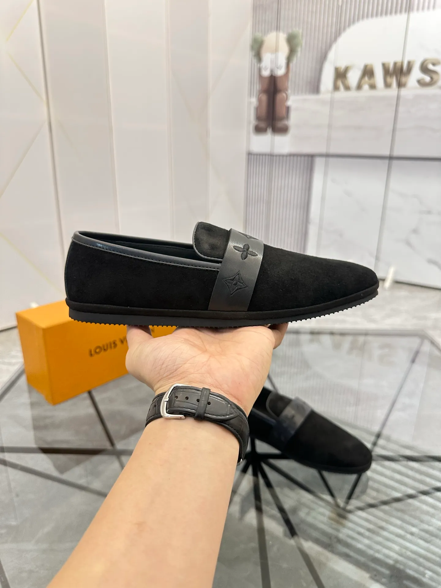 Selling men's shoes 💰: 💰P460¥ Product trademark: LV* "Louis Vuitton*" slip-on shoes, lazy shoes, regular size: 38-44. (can be customized to 45.) Product materials: imported first-layer nubuck leather upper, water-dyed cowhide lining, original outsole. No.: D301